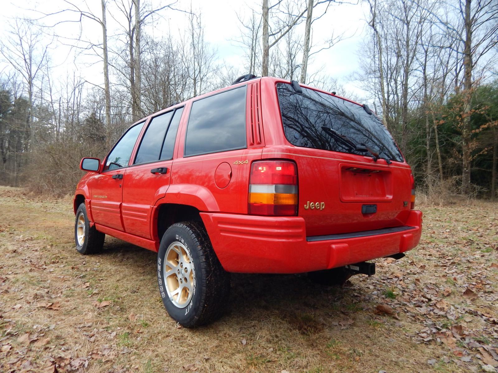 1996 RED /Tan Leather Jeep Grand Cherokee Limited 4WD (1J4GZ78Y6TC) with an 5.2L V8 OHV 16V engine, 4-Speed Automatic Overdrive transmission, located at 6528 Lower York Road, New Hope, PA, 18938, (215) 862-9555, 40.358707, -74.977882 - Here we have a 1996 Jeep Grand Cherokee with a 5.2L V8 putting power to a 4x4 automatic transmission. Options include: tan leather with wood trim, heat/AC, AM/FM/CD/TAPE radio, tilt steering wheel, cruise control, heated front seat, moon roof, power windows/locks/mirrors, roof rack, fog lights, tow - Photo #2